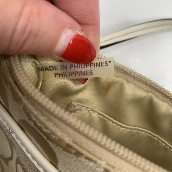 Coach Wristlet Wallet Signature C Tan Beige White Trim Zippy Includes Fob - Picture 7 of 12